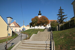 Obersulz, Aufgang zur Pfarrkirche